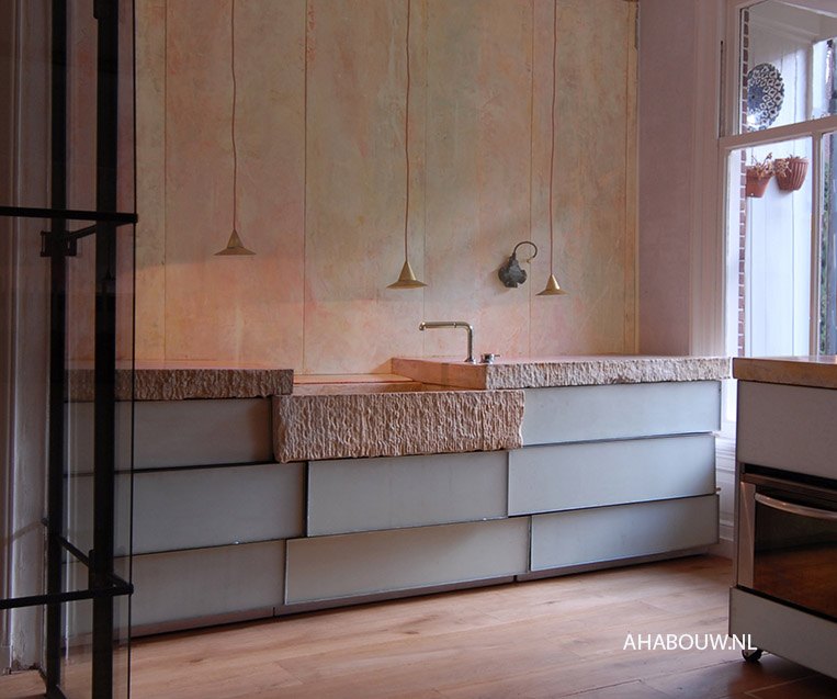 Keuken van gepolijst beton, gezandstraald glas in staal en beschilderd hout