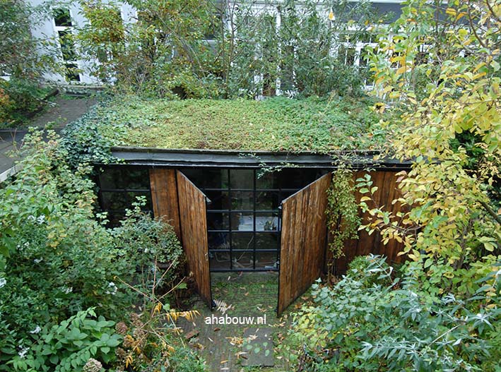 Tuinhuis in het groen. Goed geïsoleerde glas en staal gevel.  HR++ glas. Achter grote houten deuren.